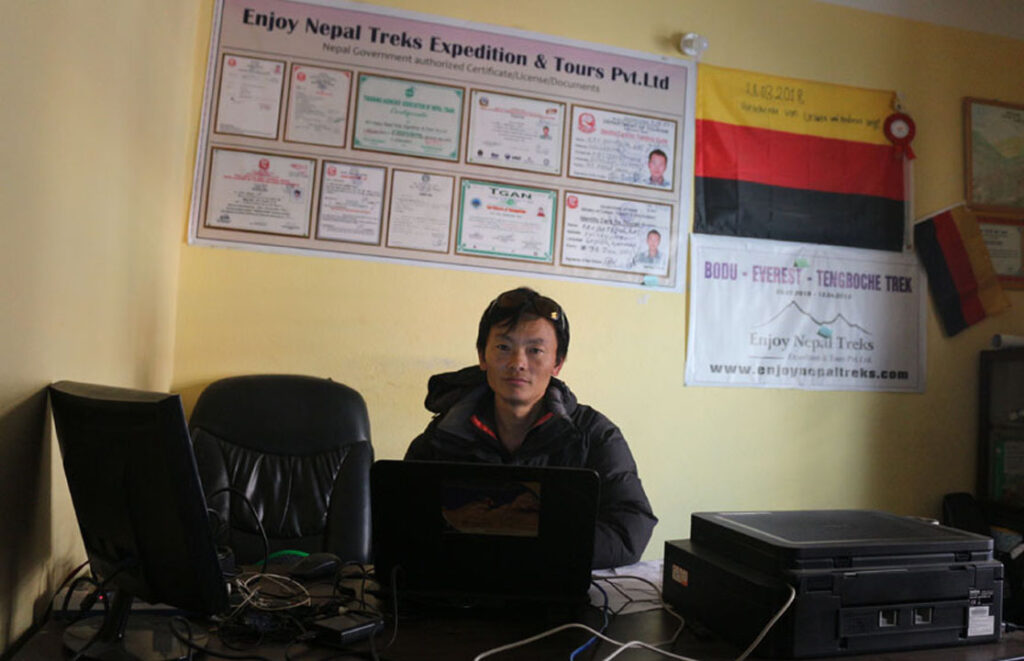 ネパールの女性ガイド 連絡先情報