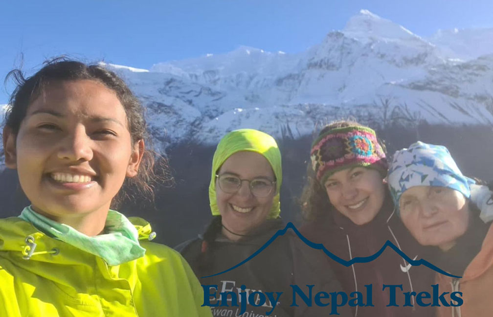 Guia de trekking feminino no Nepal